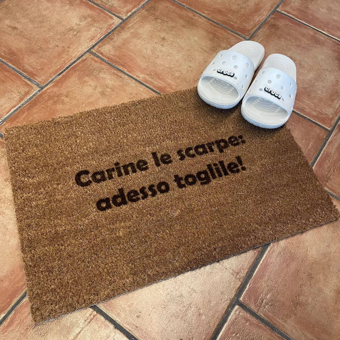 Carine le scarpe, adesso toglile!