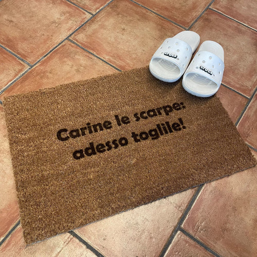 Carine le scarpe, adesso toglile!