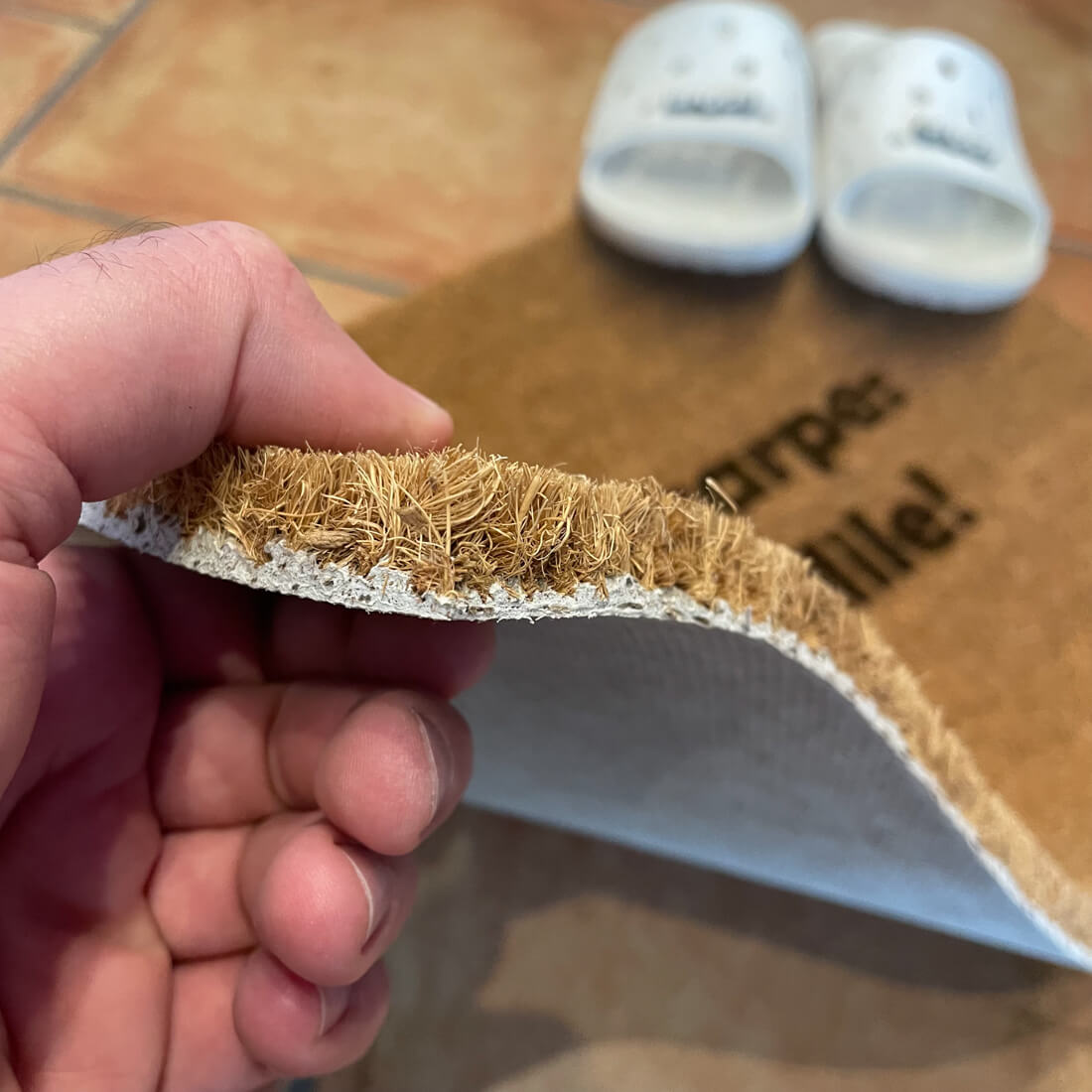 Carine le scarpe, adesso toglile!