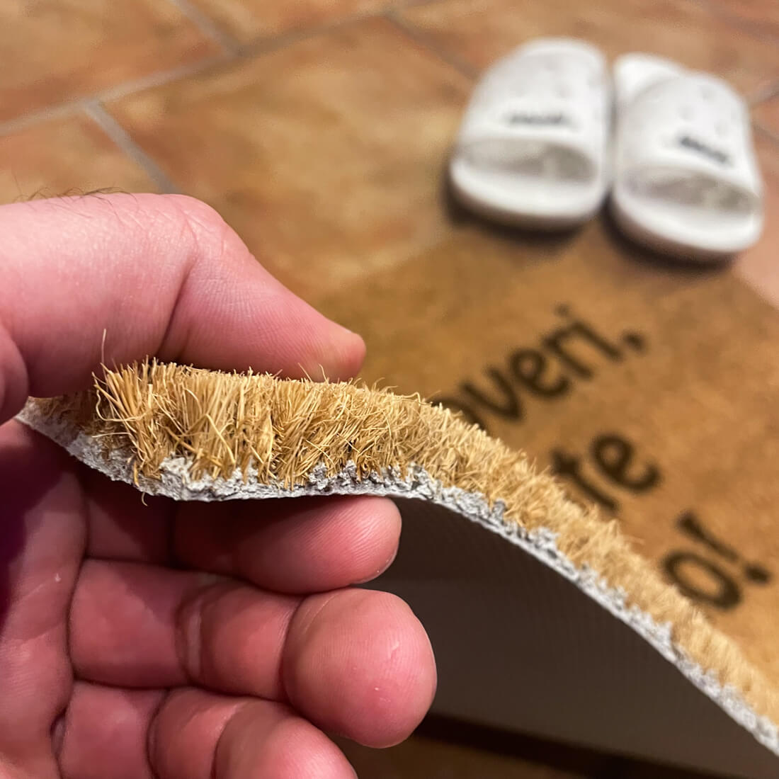 Siamo poveri, derubate il vicino!